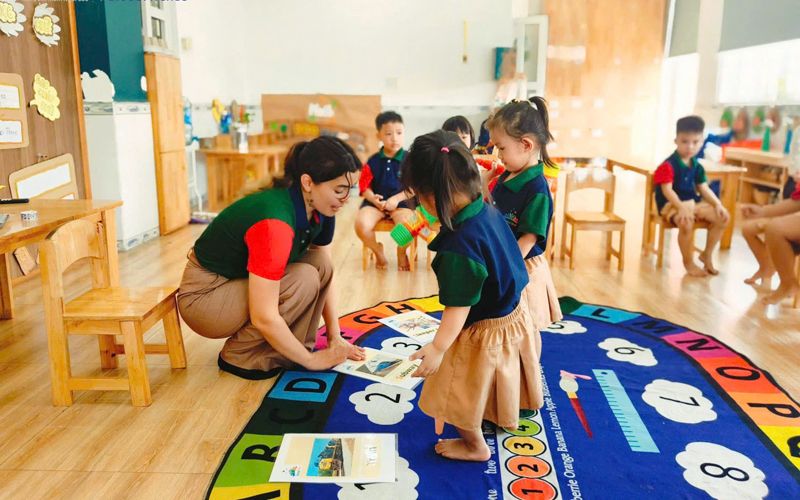 Cô cùng bé trên thảm chữ số