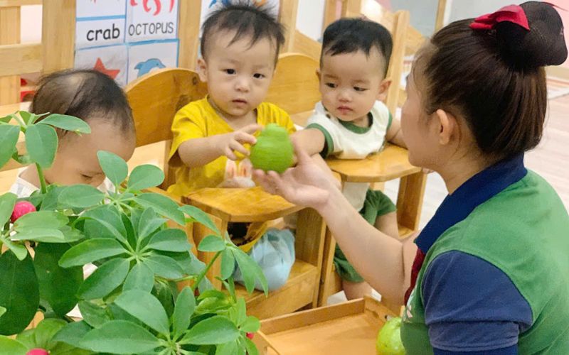 Cô ngồi cùng các bé nhỏ trong giờ ăn